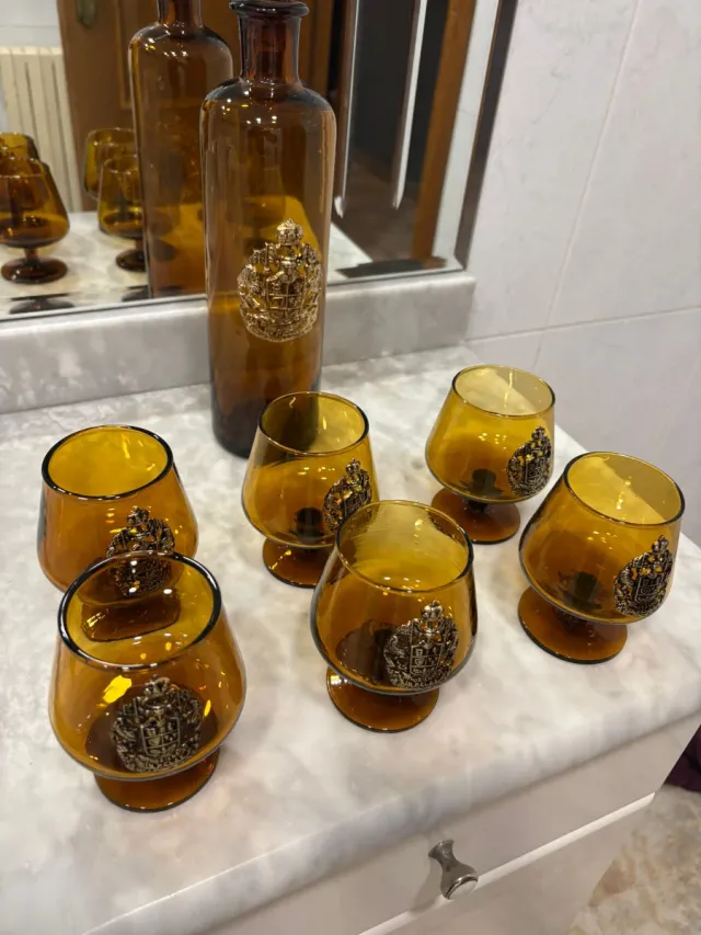 Botella antigua de cristal ámbar con 6 vasos