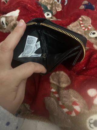 Cartera Guess acolchada negra con dorado