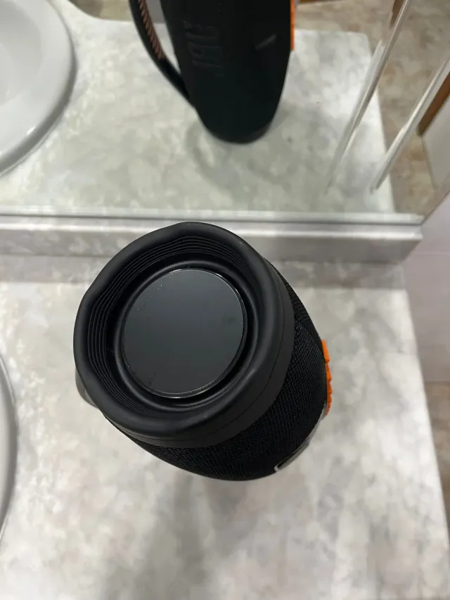 Altavoz JBL Negro y Naranja