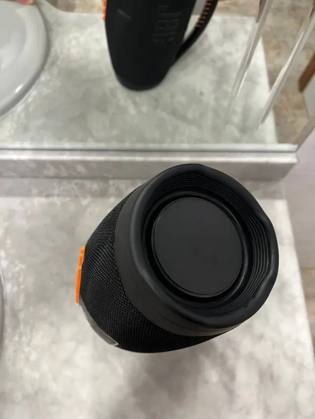 Altavoz JBL Negro y Naranja