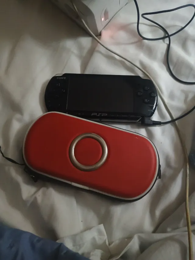 Sony PSP Negra con funda roja