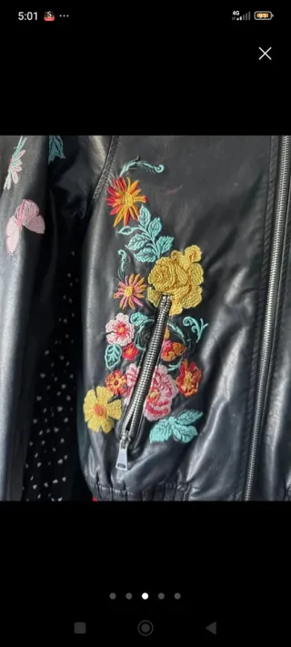 Chaqueta cuero artificial bordada flores