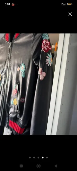 Chaqueta cuero artificial bordada flores