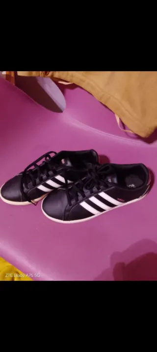 Zapatillas Adidas Negras con Rayas Blancas