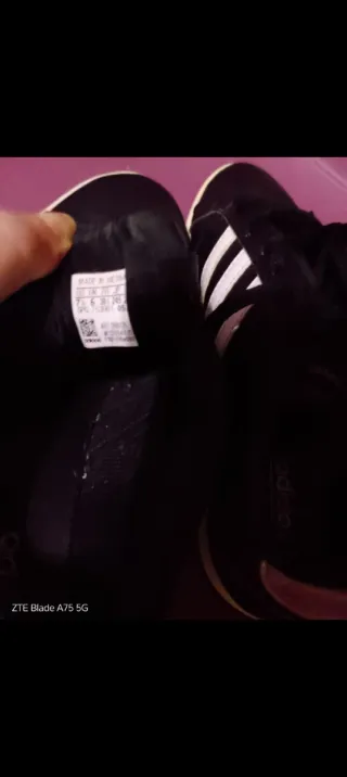 Zapatillas Adidas Negras con Rayas Blancas