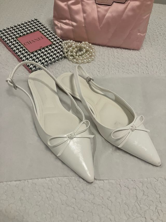Zapatos destalonados blancos con lazo