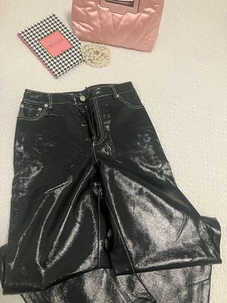 Pantalón efecto piel negro