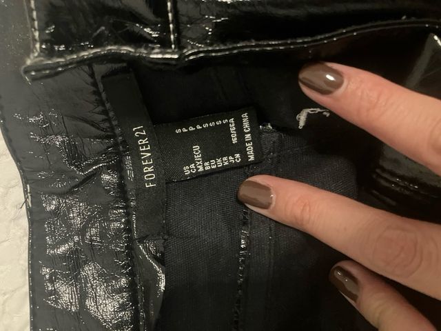 Pantalón efecto piel negro