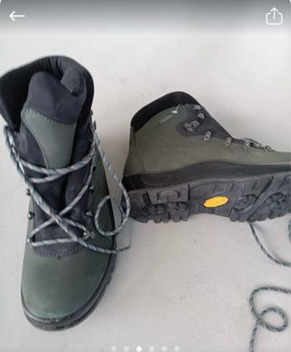 Botas de montaña verdes