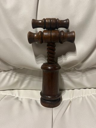 Vecchio cavatappi in legno