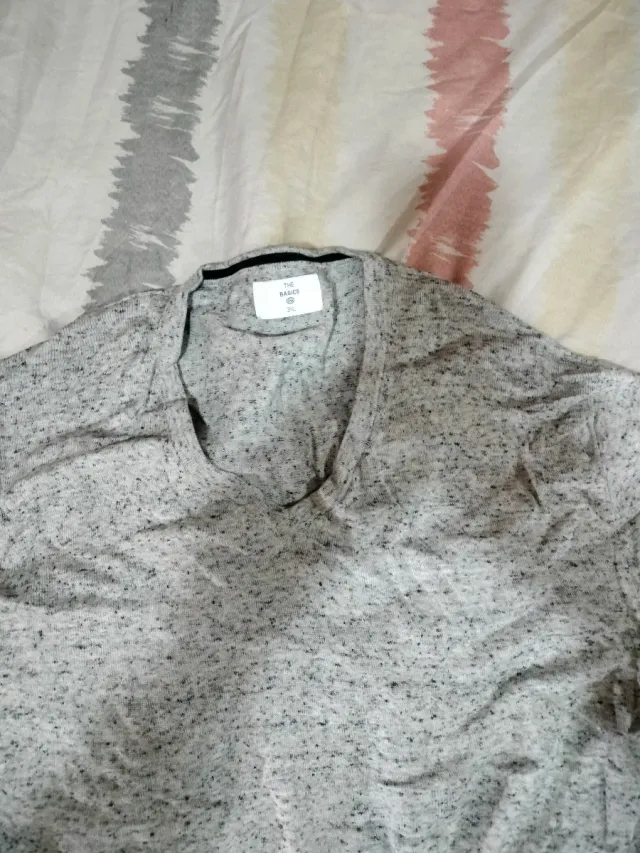 Jersey basic gris jaspeado cuello pico