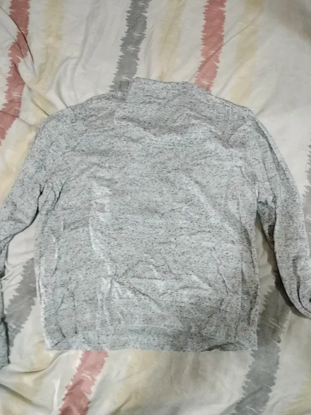 Jersey basic gris jaspeado cuello pico
