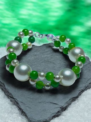 Pulsera elegante perlas verdes y blancas