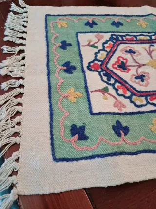 Tappetino ricamato con frange