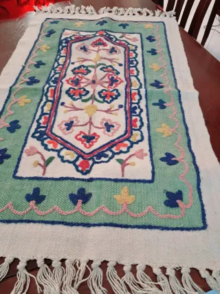 Tappetino ricamato con frange