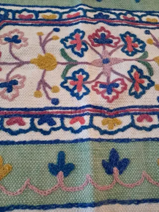 Tappetino ricamato con frange