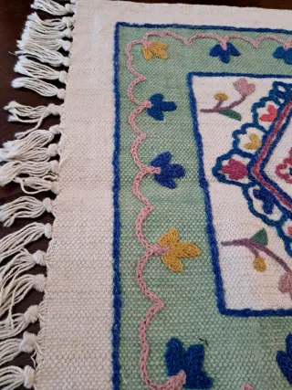 Tappetino ricamato con frange