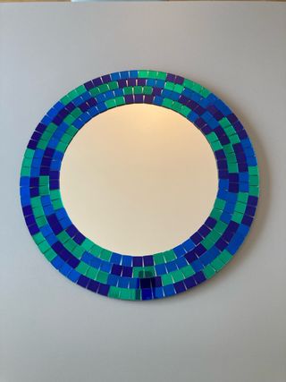 Specchio Tranby rotondo mosaico blu e verde