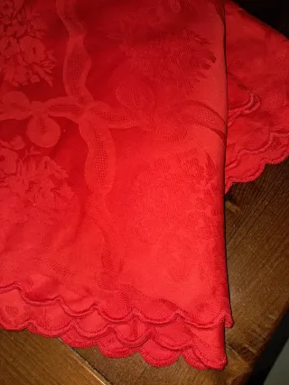 Tovaglia rossa con bordo a onda