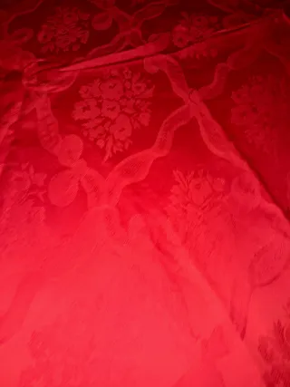 Tovaglia rossa con bordo a onda