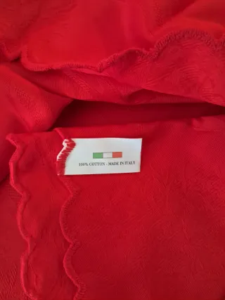 Tovaglia rossa con bordo a onda