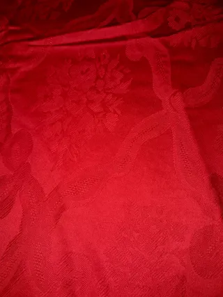 Tovaglia rossa con bordo a onda