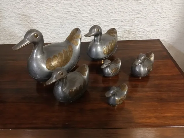 Seis patos de peltre decorativos