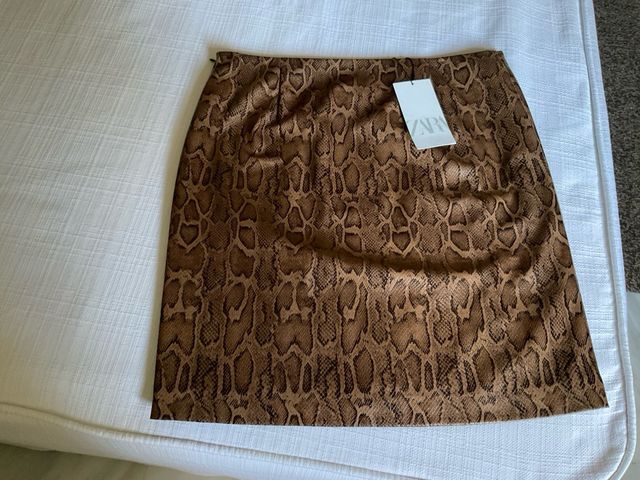 Falda Zara efecto piel serpiente M