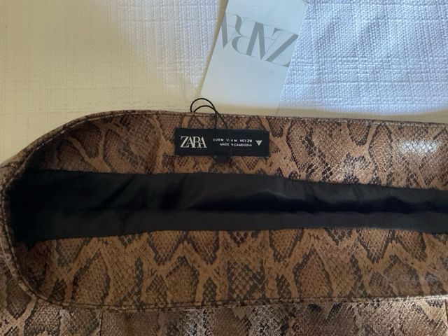 Falda Zara efecto piel serpiente M