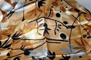 Foulard di seta nero e oro