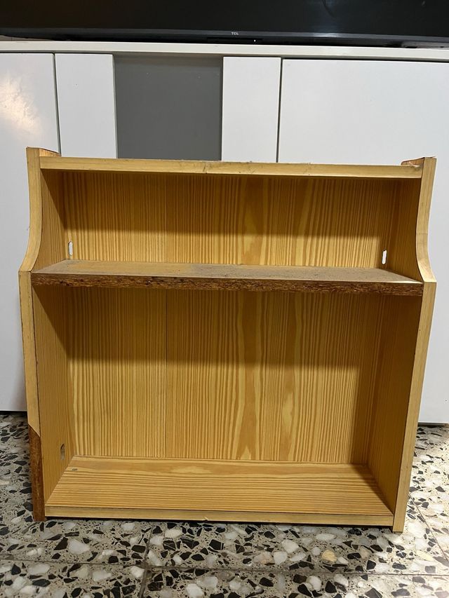 Estantería de madera rústica