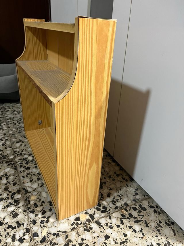 Estantería de madera rústica