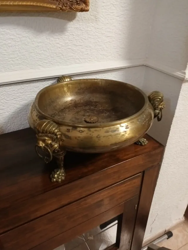 Antiguo brasero de bronce con patas de león