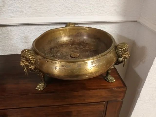 Antiguo brasero de bronce con patas de león