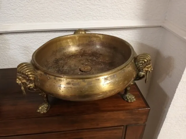 Antiguo brasero de bronce con patas de león