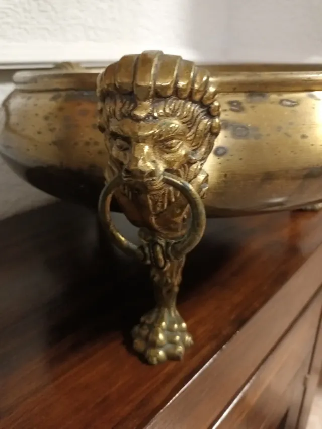 Antiguo brasero de bronce con patas de león