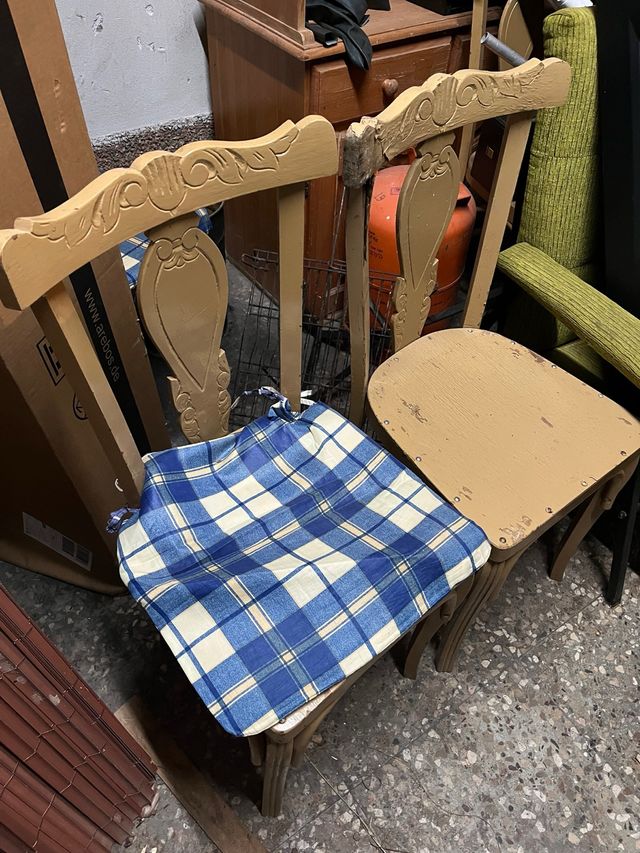 Sillas de madera con cojín a cuadros