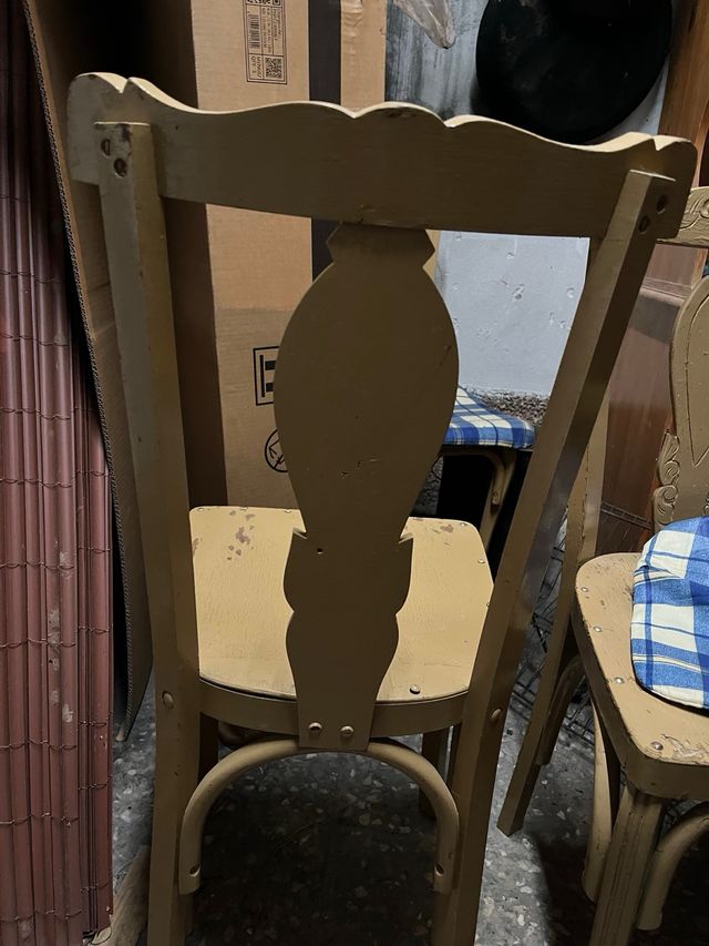 Sillas de madera con cojín a cuadros