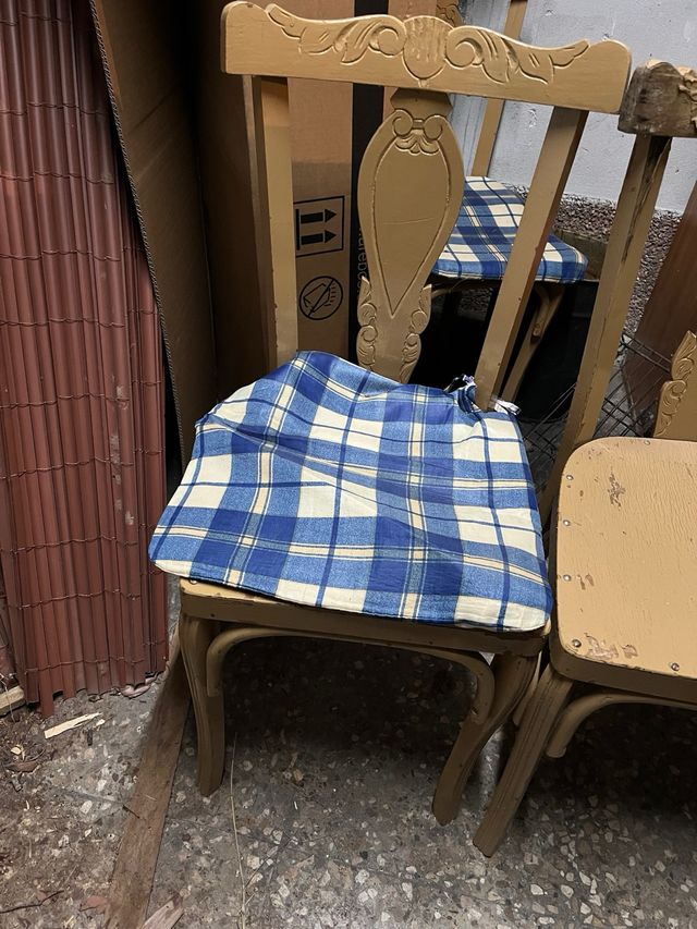 Sillas de madera con cojín a cuadros