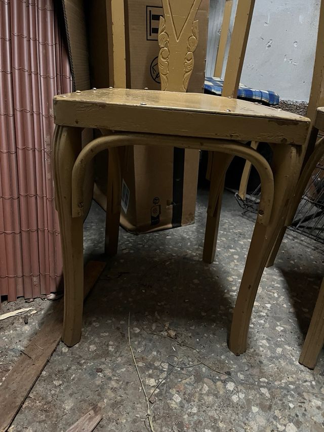 Sillas de madera con cojín a cuadros