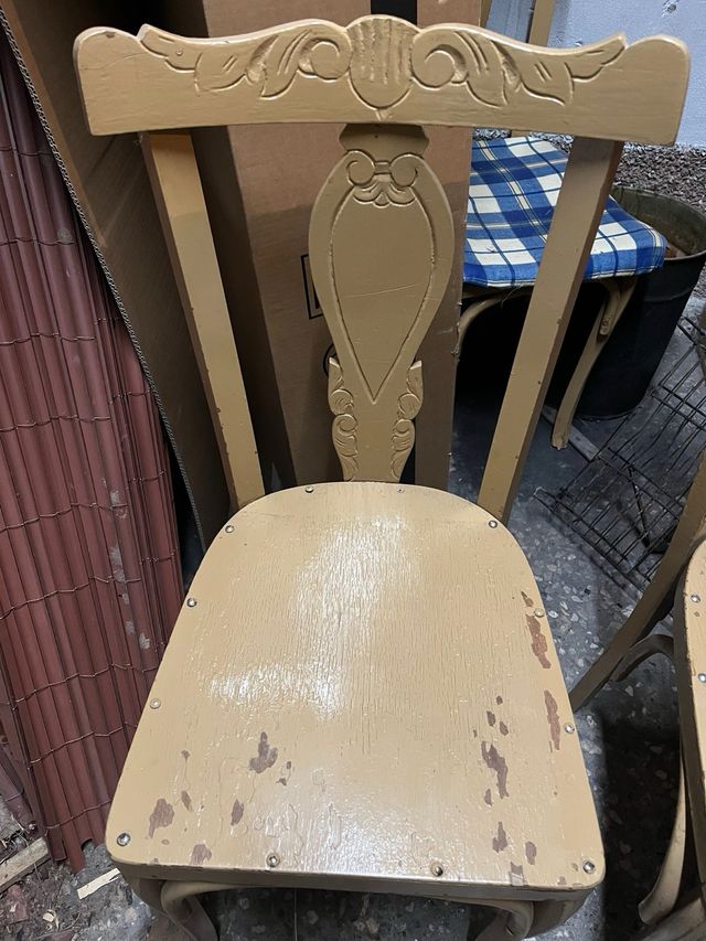 Sillas de madera con cojín a cuadros