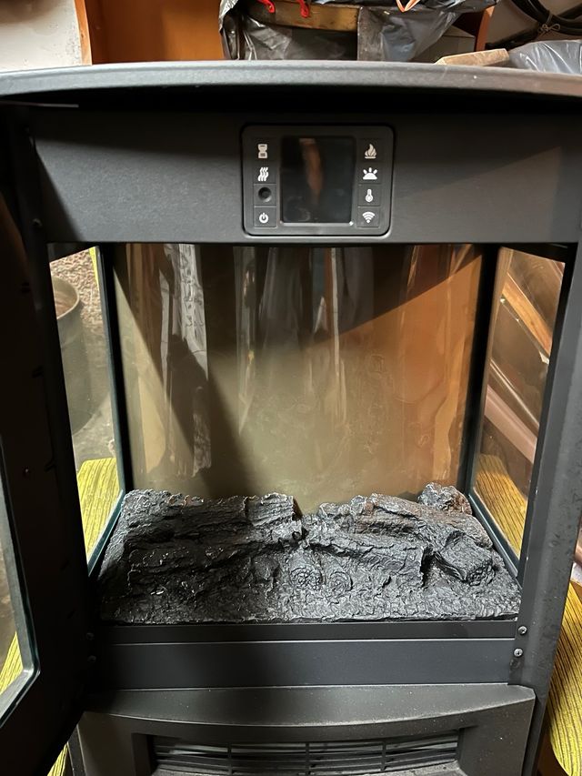 Estufa eléctrica negra con detalles plateados