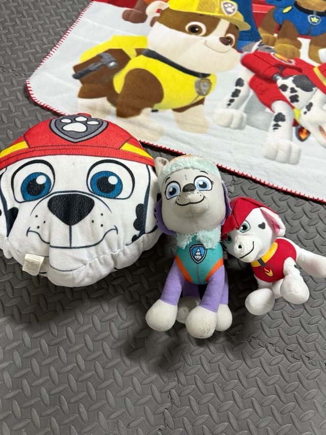 Manta y peluches Patrulla Canina y cogin .