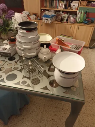 Set da cucina: pentole, mensole, paniere, ecc.