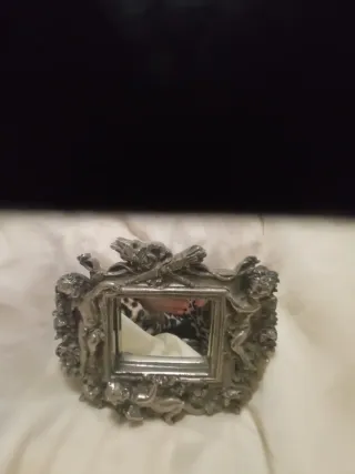 Espejo de plata antiguo con querubines