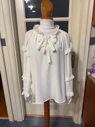 Blusa italiana blanca con volantes y lazo