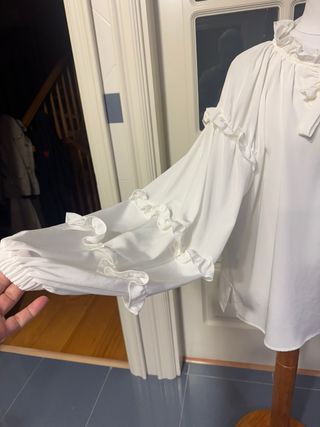 Blusa italiana blanca con volantes y lazo