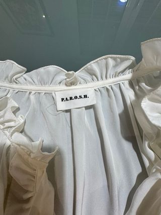 Blusa italiana blanca con volantes y lazo