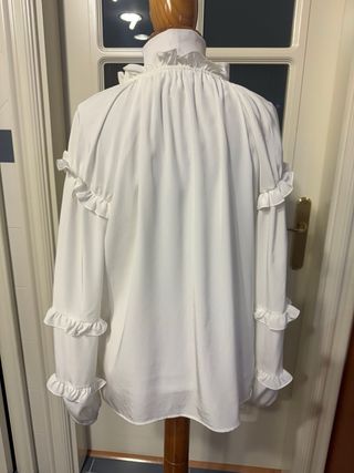Blusa italiana blanca con volantes y lazo