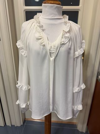 Blusa italiana blanca con volantes y lazo